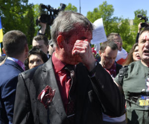 Ambasador Rosji Siergiej Andriew oblany sokiem z buraka przez aktywistów w 2022r.