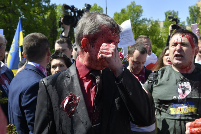 Ambasador Rosji Siergiej Andriew oblany sokiem z buraka przez aktywistów w 2022r.