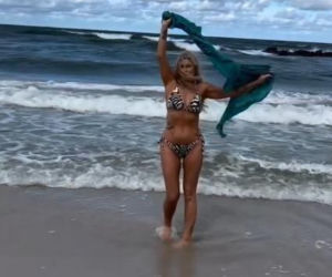 Szał na plaży nad Bałtykiem. Ewa z Sanatorium miłości zrzuciła ubrania. Co za figura w bikini!