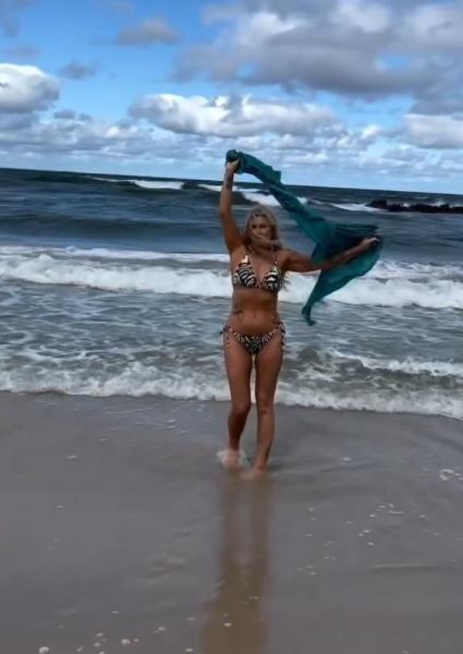 Szał na plaży nad Bałtykiem. Ewa z "Sanatorium miłości" zrzuciła ubrania. Co za figura w bikini!