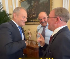 Premier Tusk odwiedził aktorów na planie Rancza. Takiej reakcji widzów się nie spodziewał!