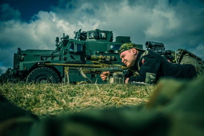 Żołnierze 10 Wrocławskiej Brygady Łączności na poligonie. Intensywne szkolenie i strzelanie z karabinów BOR