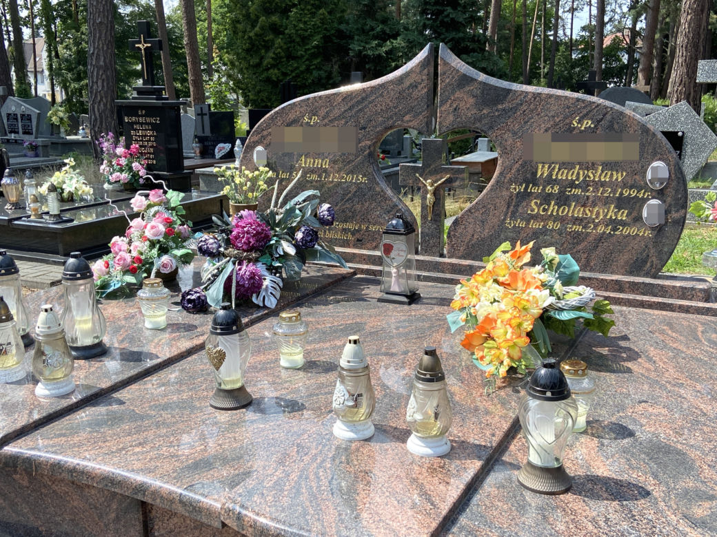 59-latka wpadła do studzienki kanalizacyjnej. Grób pani Anny na cmentarzu parafialnym w Augustowie