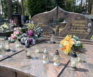 59-latka wpadła do studzienki kanalizacyjnej. Grób pani Anny na cmentarzu parafialnym w Augustowie