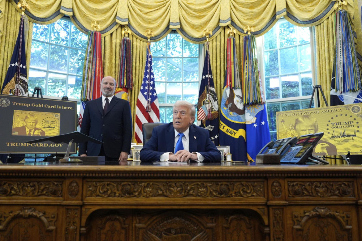 Trump chwali się złotem w Gabinecie Owalnym. "Goście wpadają w zachwyt, najlepszy gabinet w historii"