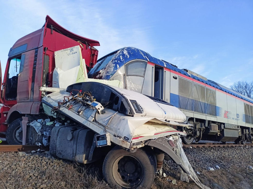 Dramat na torach. Tir wjechał w pociąg. Poważne utrudnienia