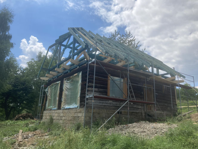 Remont drewnianej chaty w Tropiu (woj. małopolskie)