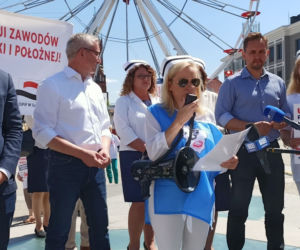 Rynek Kościuszki. Protest pielęgniarek i położnych w Białymstoku [ZDJĘCIA]