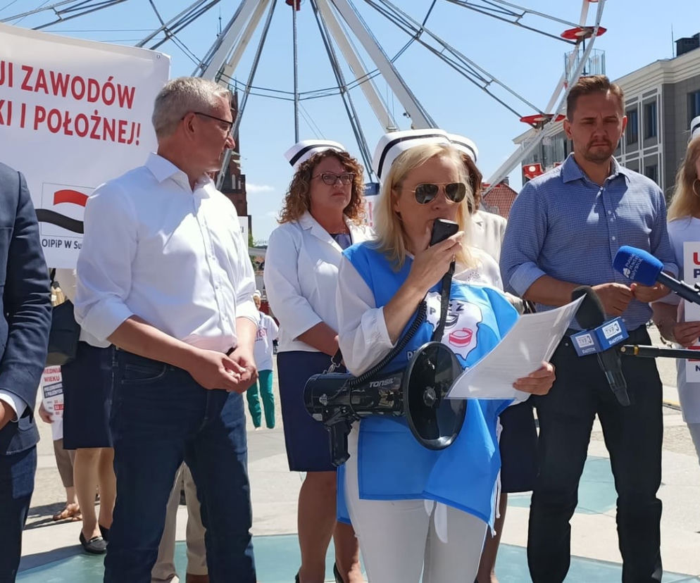 Rynek Kościuszki. Protest pielęgniarek i położnych w Białymstoku [ZDJĘCIA]