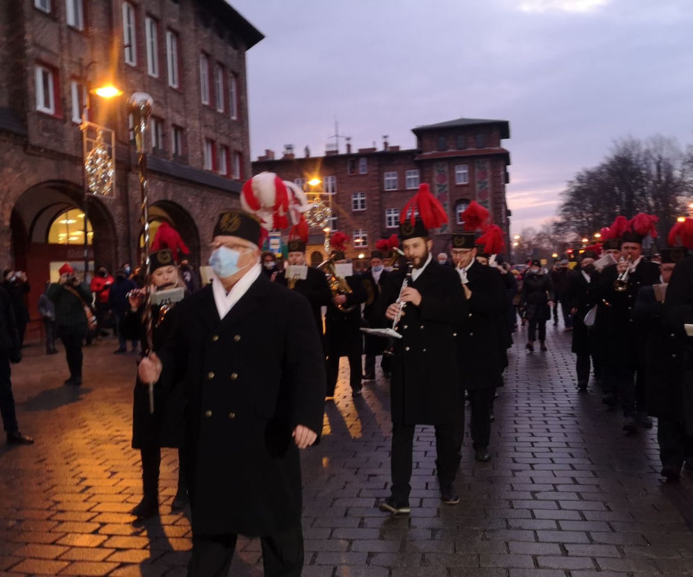 Barbórka w czasach zarazy, Górnicza orkiestra mimo pandemii obudziła mieszkańców Nikiszowca! [ZDJĘCIA]