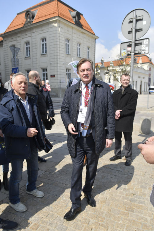 Niezależny prezydent II RP. Tajemnicza manifestacja na Krakowskim Przedmieściu