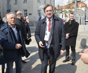 Niezależny prezydent II RP. Tajemnicza manifestacja na Krakowskim Przedmieściu [ZDJĘCIA] 