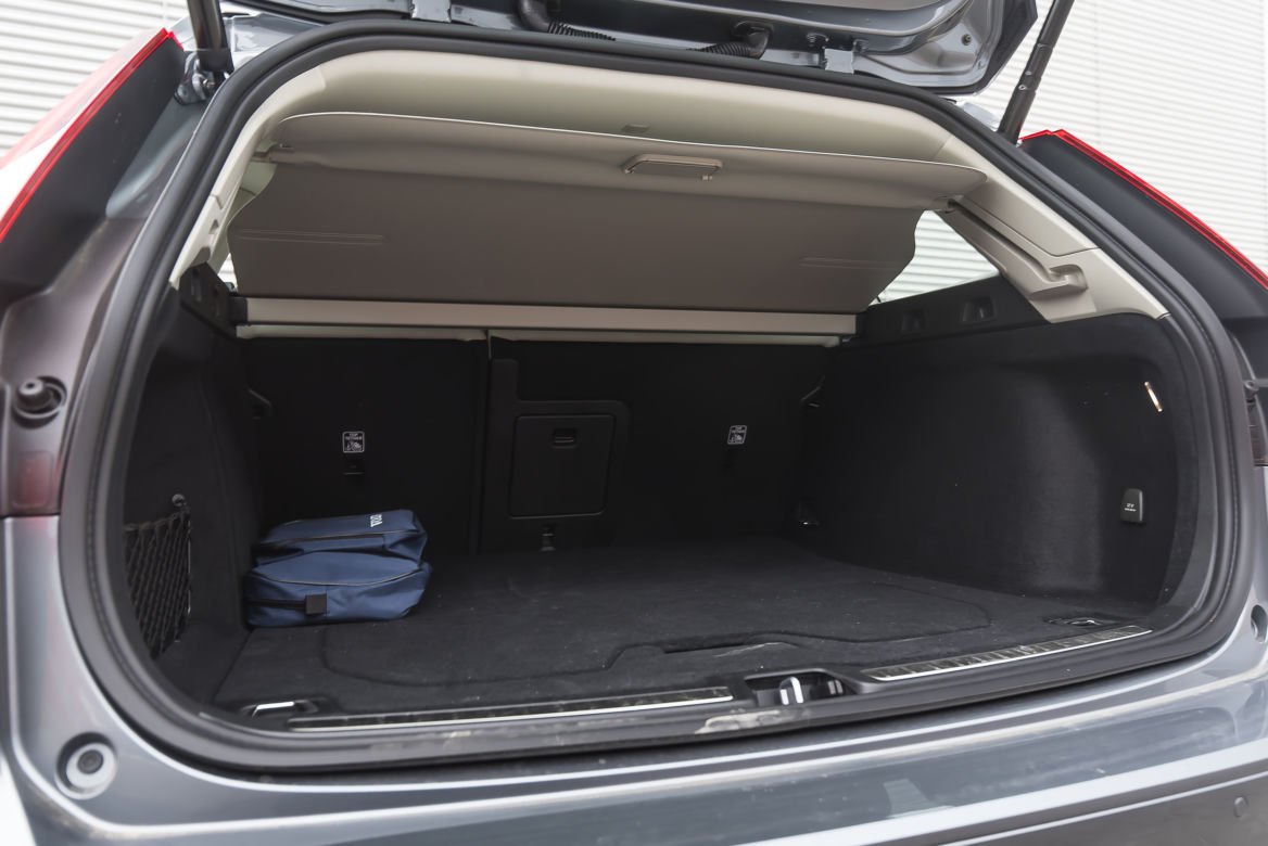 Volvo V60 Momentum Pro B4 FWD AT8