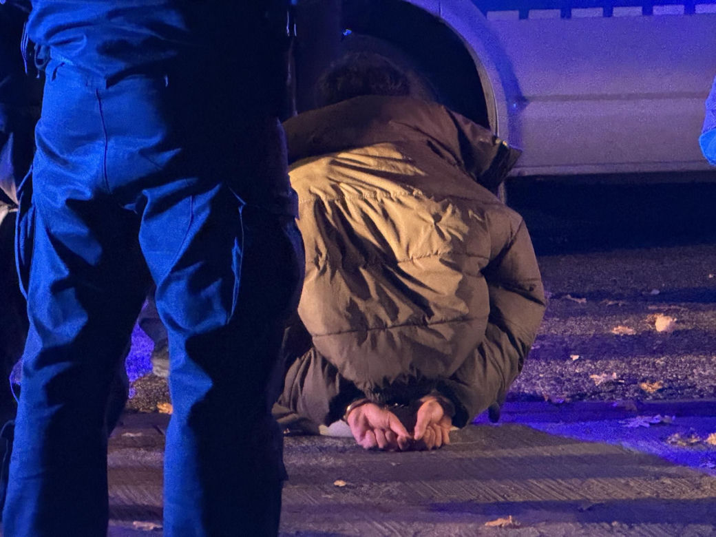 Podźgali się w centrum Warszawy. Bitwa na noże przed znanym kebabem. Podejrzanych złapali przed komendą policji