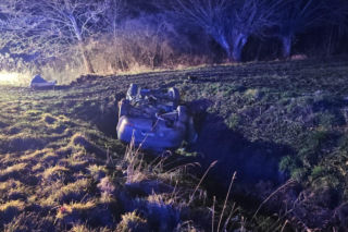 Wypadek w miejscowości Sutków. Auto wylądowało w rowie, a kierowca w szpitalu