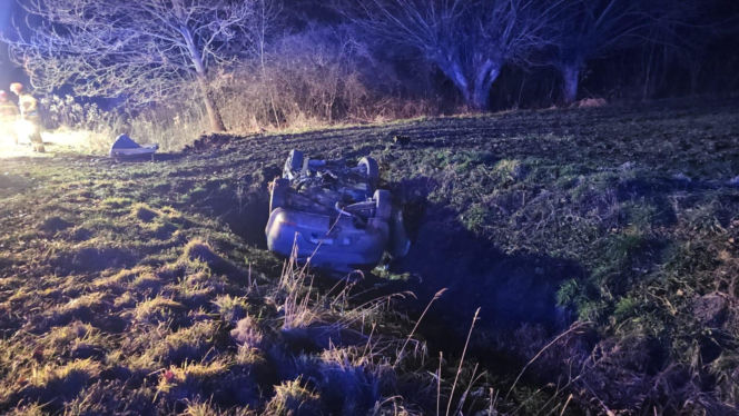 Wypadek w miejscowości Sutków. Auto wylądowało w rowie, a kierowca w szpitalu