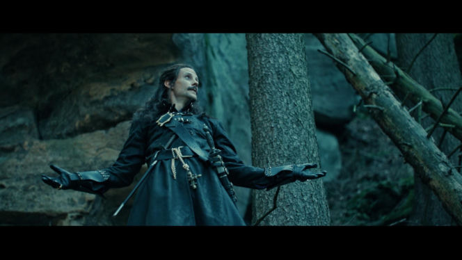 Dziki Sebastian Fabijański zachwyca i przeraża