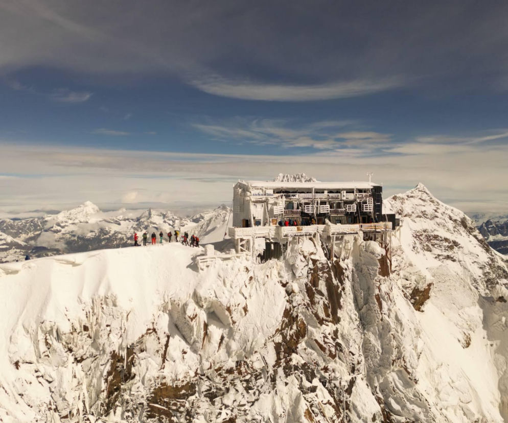 Schronisko Margherita Hut na ośnieżonym szczycie Punta Gnifetti. O tej unikalnej budowli przeczytasz w serwisie Architektura.