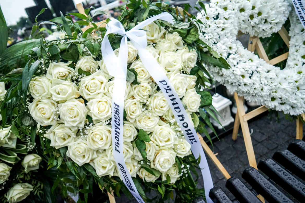 2-letnia Natalka zginęła na oczach taty. Aniołek jest już w niebie. Trumienka utonęła w białych kwiatach