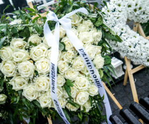 2-letnia Natalka zginęła na oczach taty. Aniołek jest już w niebie. Trumienka utonęła w białych kwiatach