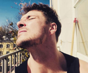 Mikołaj Roznerski chętnie korzysta z chwil słońca na balkonie