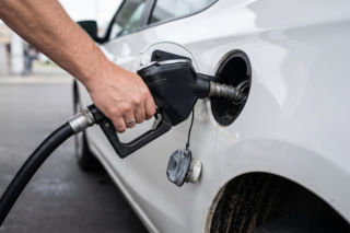 Benzyna i diesel ponownie tanieją! Sprawdź, ile zapłacisz za litr paliwa w czerwcu