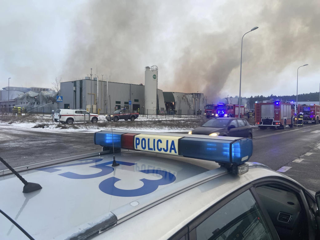 Strażacy wciąż dogaszają halę w Bydgoszczy. Przed nimi jeszcze wiele godzin pracy