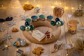 Magiczny wieniec adwentowy – jak samodzielnie przygotować świąteczną dekorację na stół