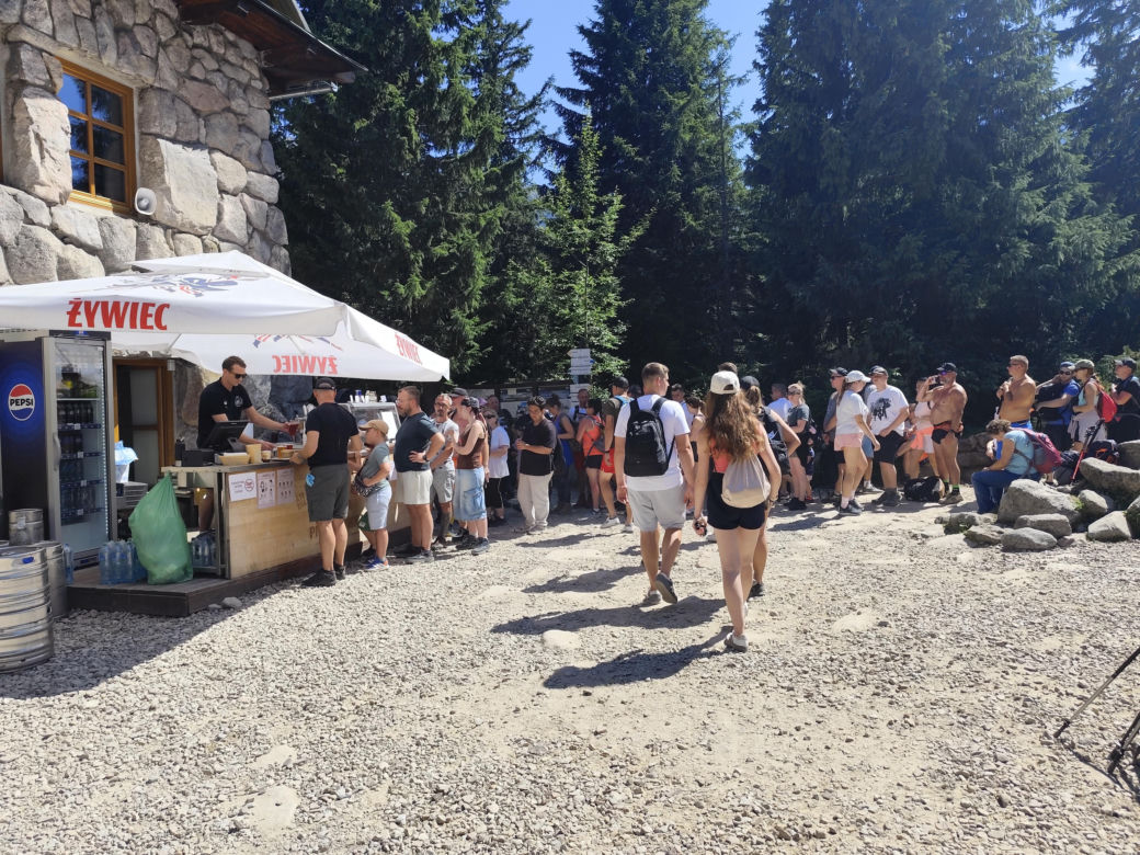 Najazd turystów na Tatry. Popularne szlaki przeżywają prawdziwe oblężenie