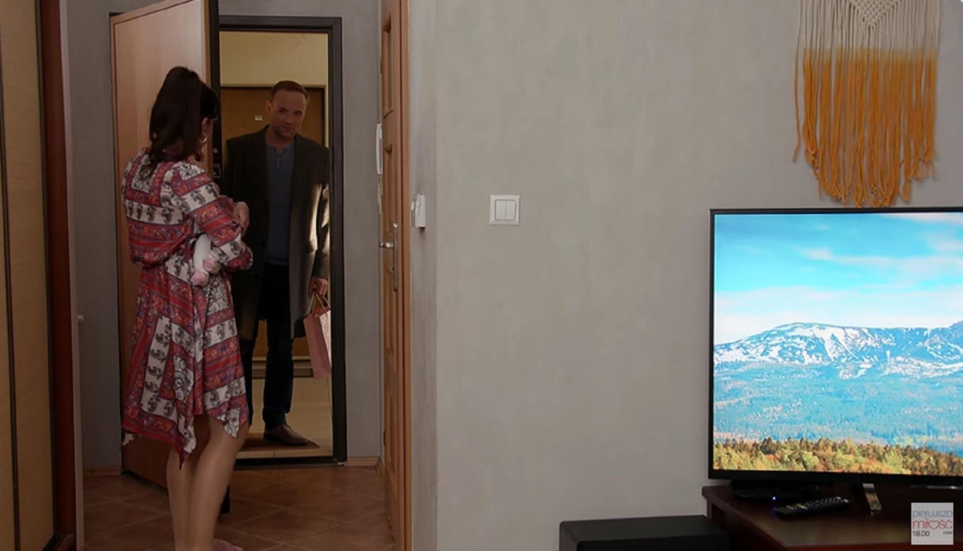Pierwsza miłość odc. 4031. Lilka (Sylwia Sokołowska), Janek (Maciej Mikołajczyk), ich córka Pola