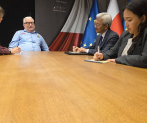 Wałęsa zdjął z piersi ukraińską flagę. To reakcja na Bohaterów UPA
