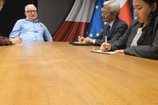 Wałęsa zdjął z piersi ukraińską flagę. To reakcja na Bohaterów UPA