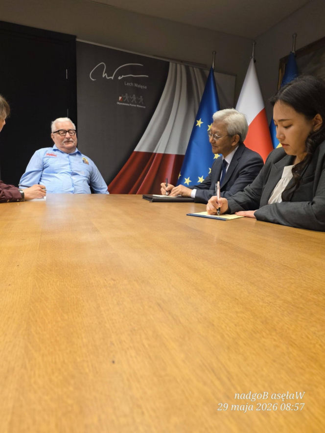 Wałęsa zdjął z piersi ukraińską flagę. To reakcja na "Bohaterów UPA"