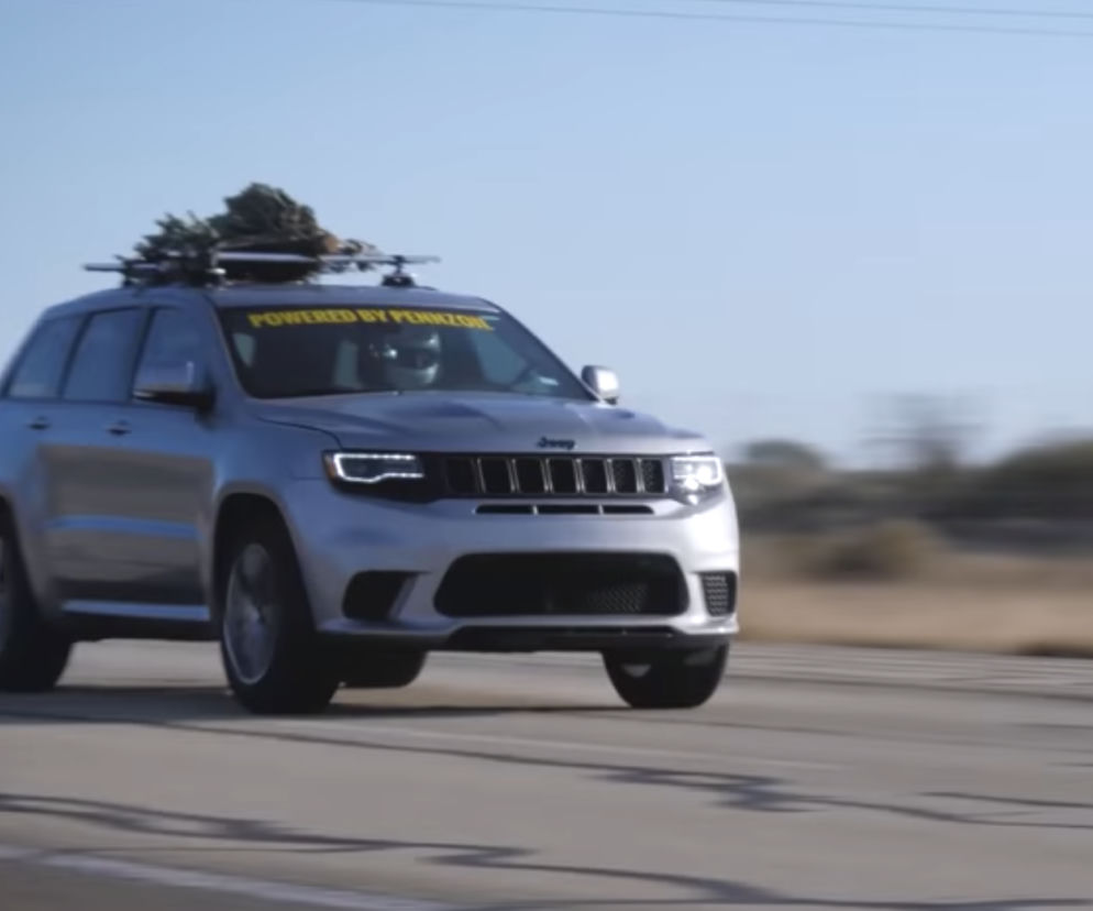 Hennessey Jeep Trackhawk pędzi niemal 300 km/h z choinką na dachu