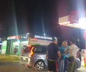 Wepchnął się w kolejkę do tankowania. Chwilę później wybuchła bójka