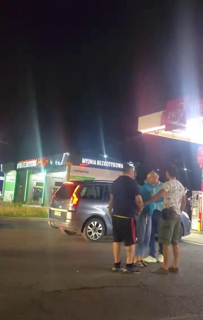 Wepchnął się w kolejkę do tankowania. Chwilę później wybuchła bójka