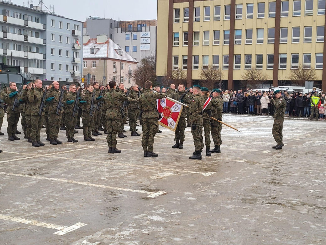 „Ja, żołnierz Wojska Polskiego…” . Ponad stu wojskowych wypowiedziało w Olsztynie słowa przysięgi [ZDJĘCIA]