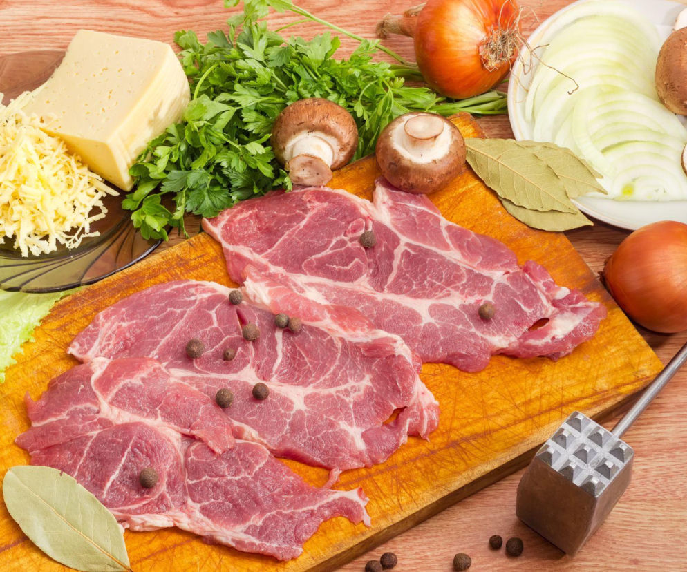 Karkówka w plastrach z piekarnika – soczyste mięso z pieczarkami i cebulą na rodzinny obiad