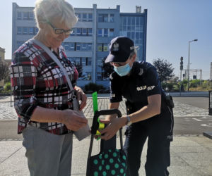 Żeby lepiej było was widać. Leszczyńscy policjanci rozdawali odblaski