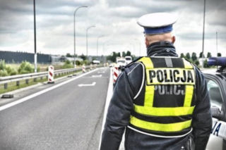 Nieletnia bez uprawnień kierowała samochodem. Zatrzymano ją, bo przekroczyła prędkość