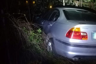 Dwóch imprezowiczów jazdę BMW serii 3 zakończyło na ogrodzeniu