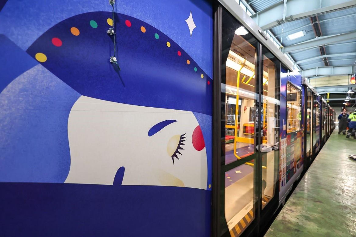 Metro ze świąteczną dekoracją 
