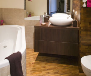 łazienka z parkietem2