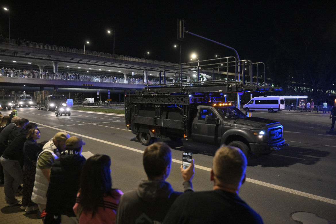 Nocna próba defilady wojskowej w Warszawie