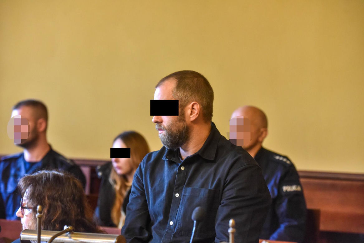 Ruszył proces zwyrodniałych rodziców, którzy zabili 3-letnią córeczkę, zawinęli jej ciało w dywan i pojechali na wakacje