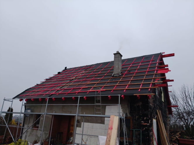 Dom Państwa Wysockich po pożarze - pierwsze prace to remont dachu