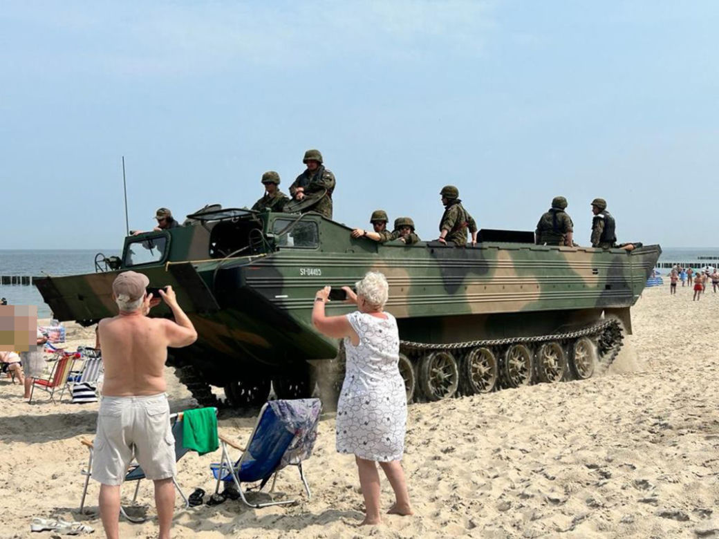 Plaża Dziwnów. Wojskowe transportery przemykały między parawanami i ręcznikami