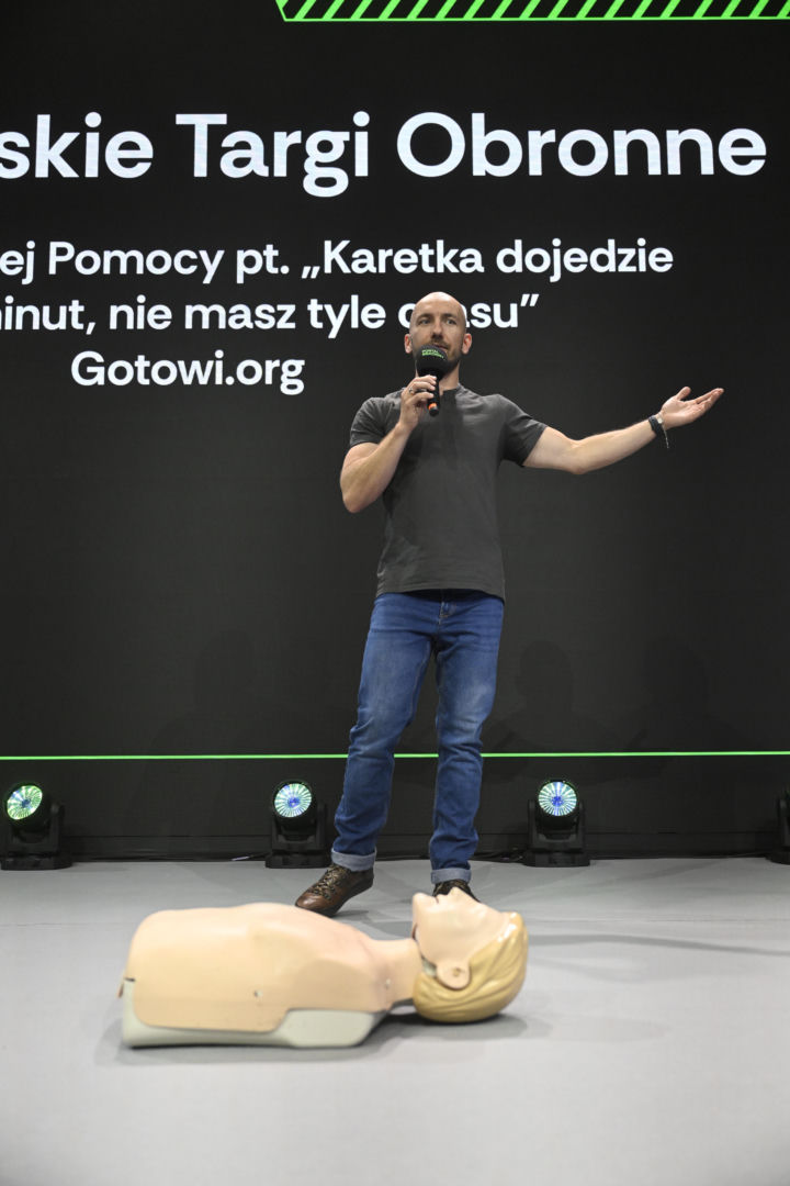 Warszawskie Targi Obronne. Scena Biała Blok z Pierwszej Pomocy pt. „Karetka dojedzie za 12 minut, nie masz tyle czasu”