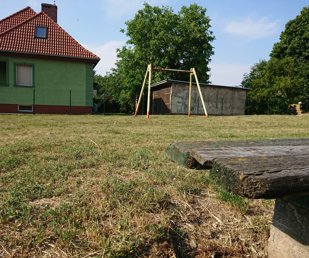 Stare ławki i huśtawkę zastąpią nowe elementy