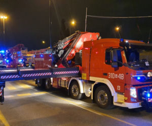 Warszawa. TIR uderzył w stalową belkę pod nowo budowany wiadukt
